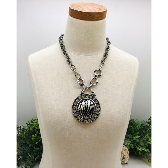 Vintage 18"-20" Necklace Silver Toned Chain With Round Black Animal Print Design - Picture 2 of 3